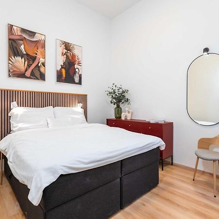 Modern Apartment French Balkony Boedapest Buitenkant foto