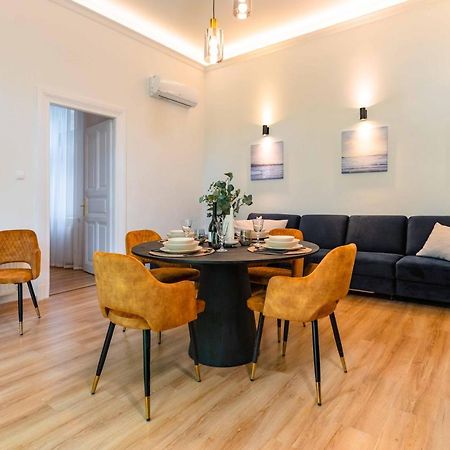 Modern Apartment French Balkony Boedapest Buitenkant foto