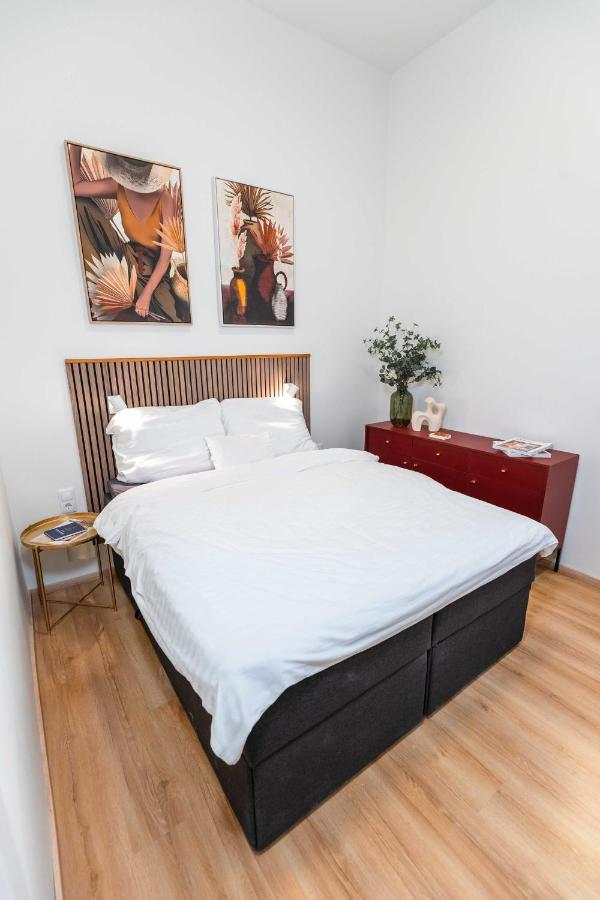 Modern Apartment French Balkony Boedapest Buitenkant foto