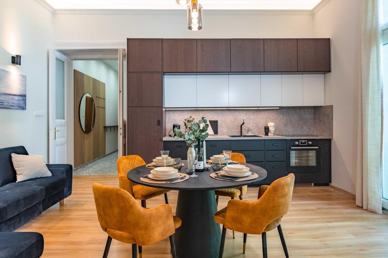 Modern Apartment French Balkony Boedapest Buitenkant foto